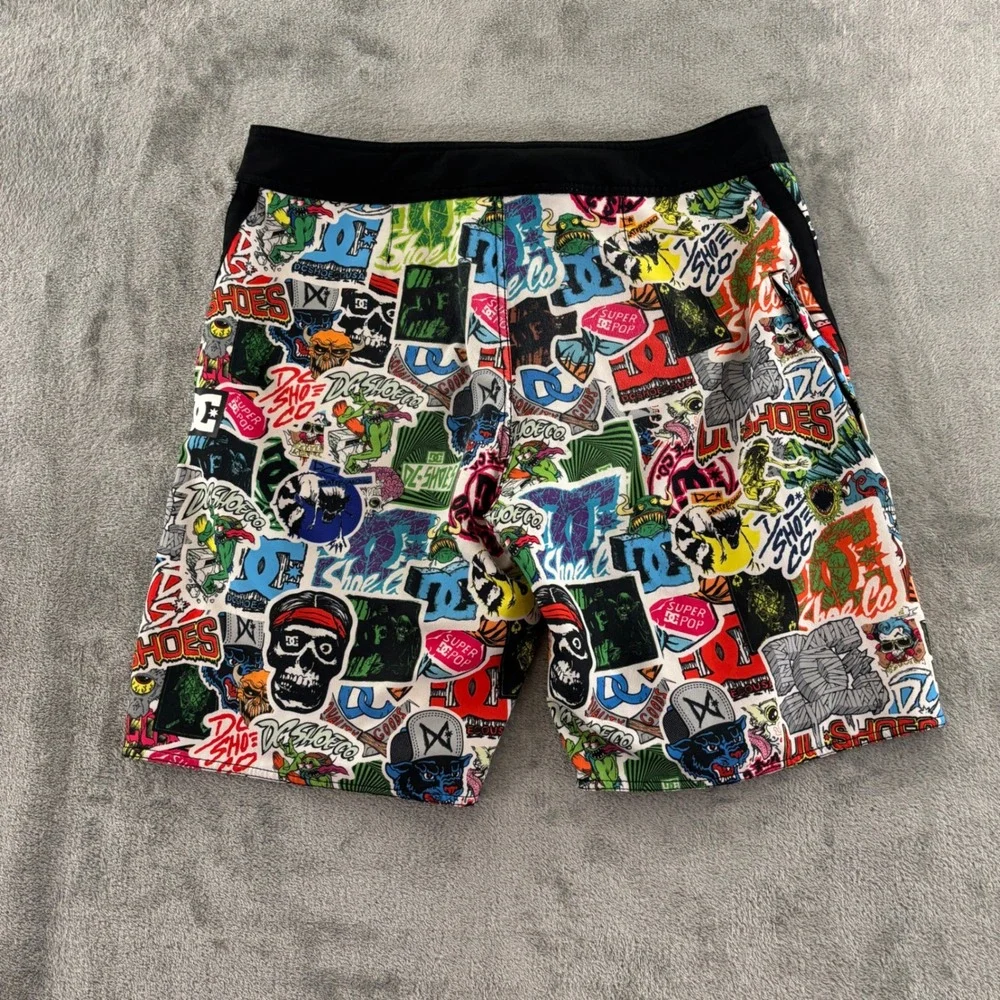DC Shoes Graffiti Sticker Print Board Shorts Mens 32‎ Skateboarding Swim Trunks